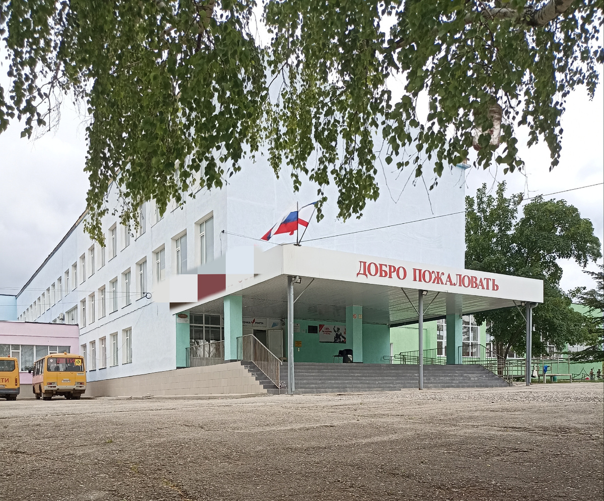 Небольшая, но уютная сельская школа. Третий месяц уже, как работаю здесь)