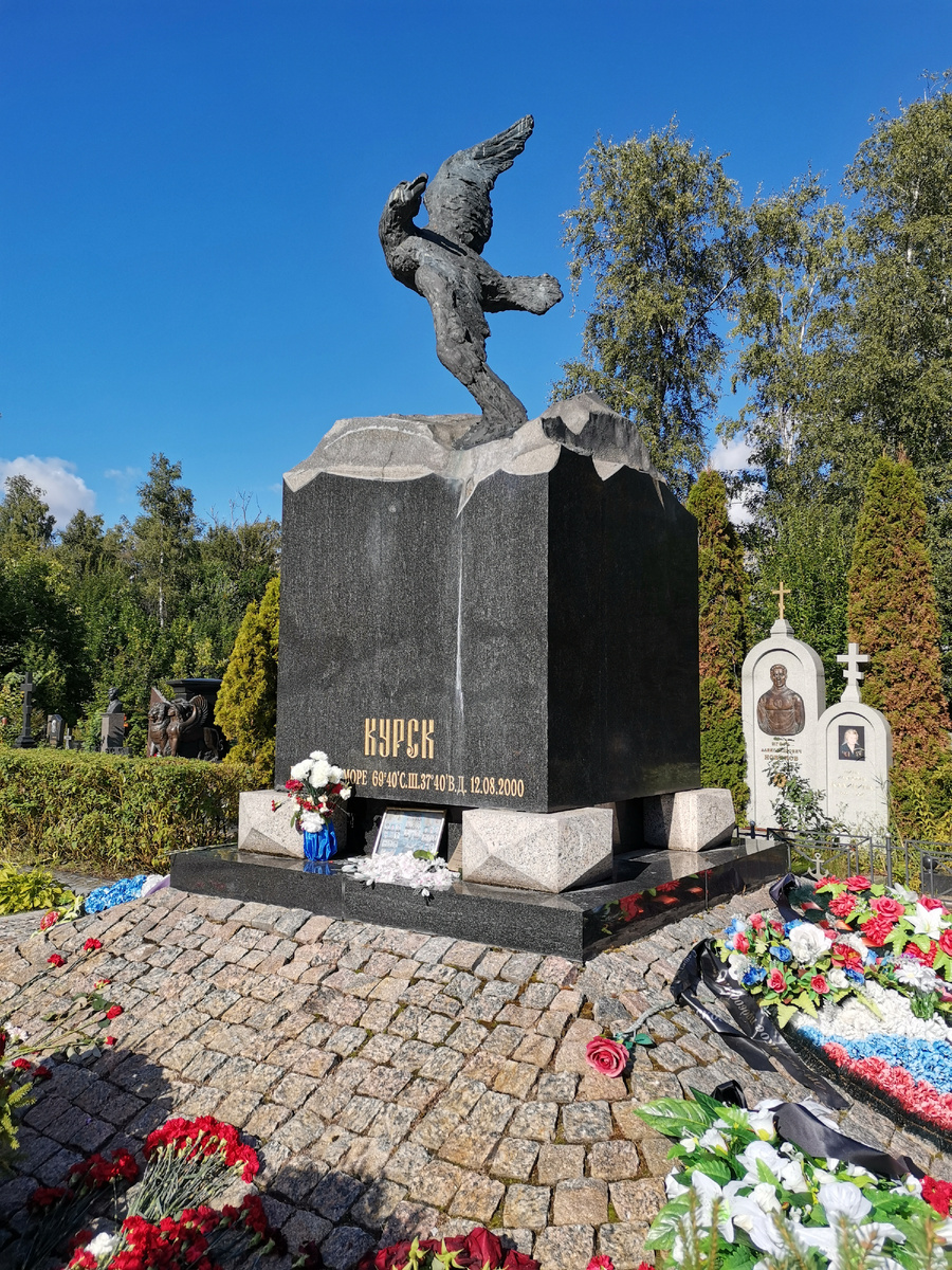 Памятник с буревестником, касающимся крылом волны