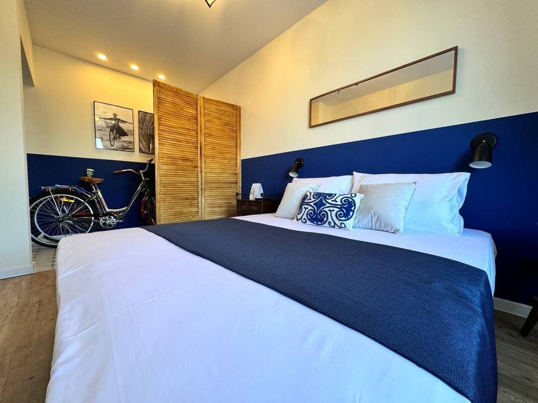 Комфортная двуспальная кровать с белоснежным бельём, где можно по-настоящему отдохнуть и расслабиться после насыщенного дня