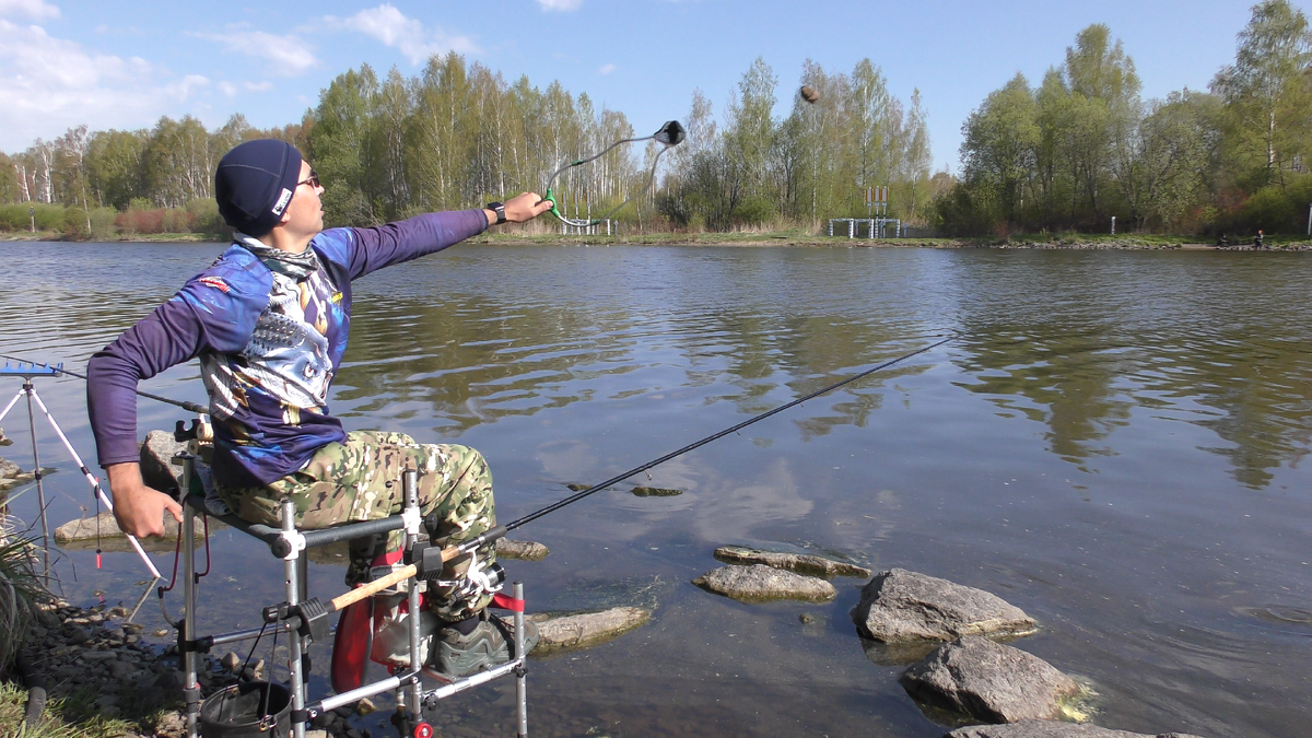Шар при выстреле из рогатки должен сделать плюх об воду и не разбиться при ударе об воду. Если шар разбился, то прикормка сделана неправильной консистенции.