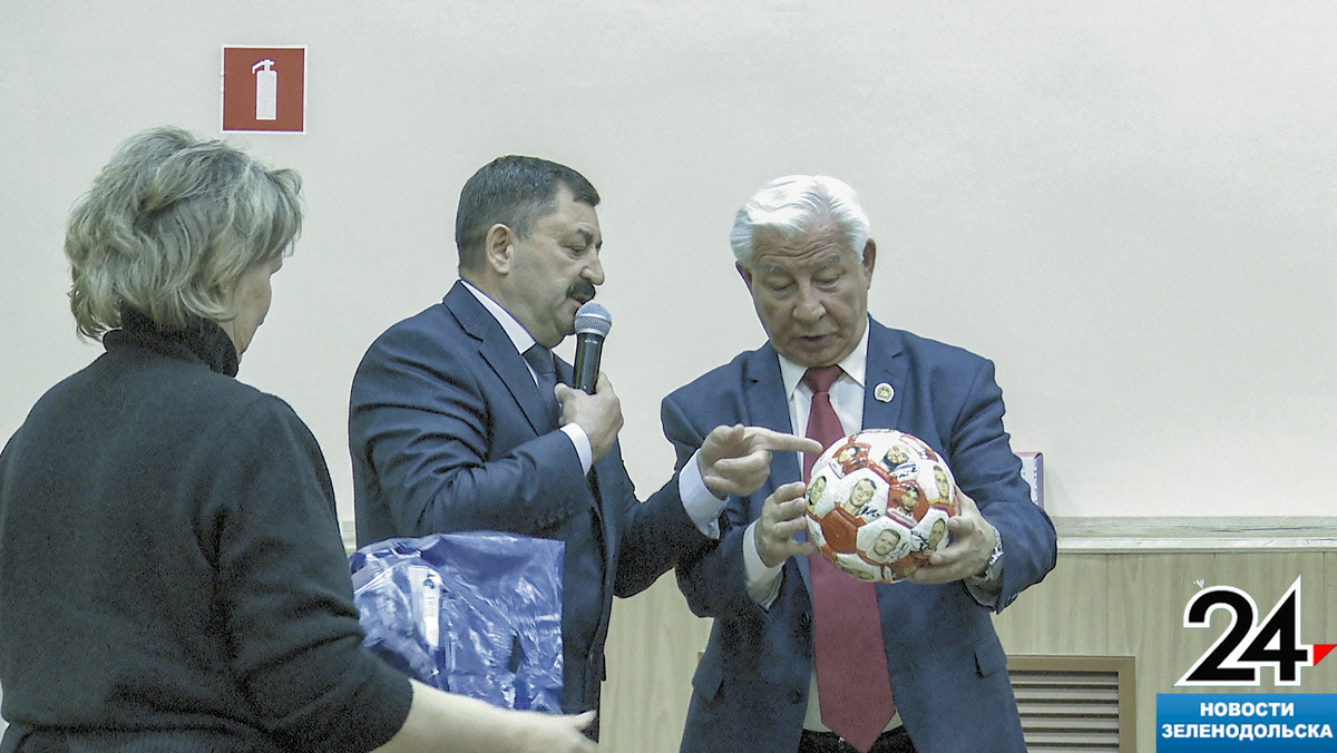 Начальник управления по соц. вопросам завода им. Горького Фердинанд Хуснутдинов вручил Сергею Саркисяну уникальный мяч.