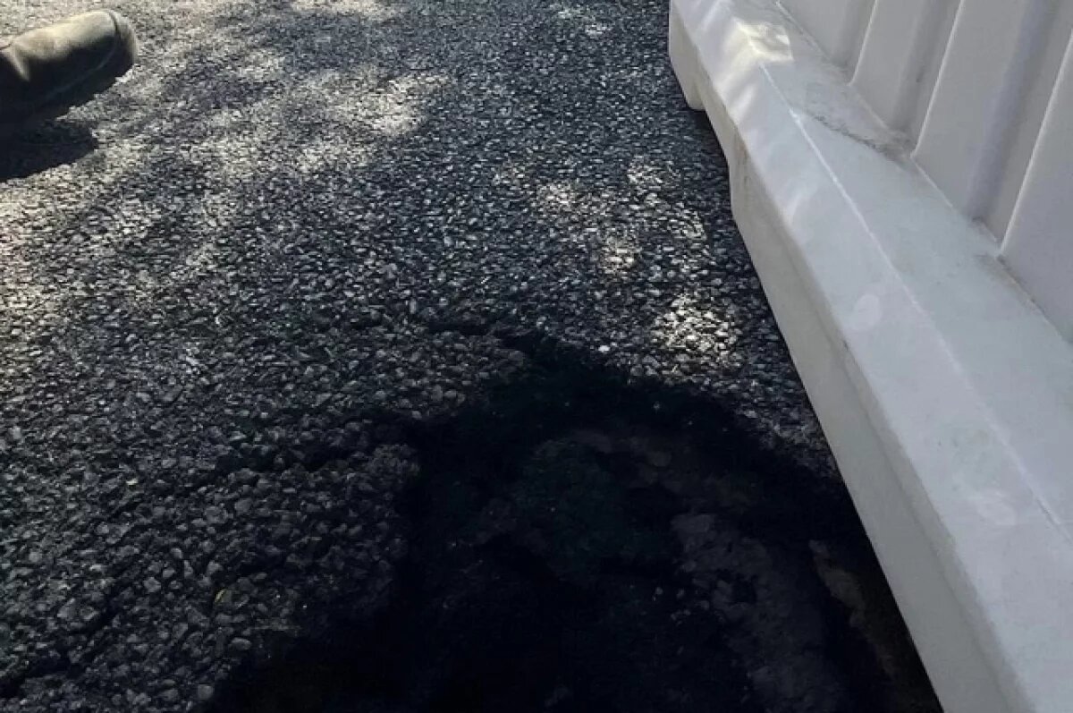    Эксперты назвали причину образования провала в новом асфальте на Дадаева