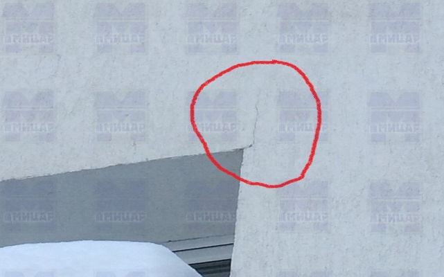 Трещина на фасадном штукатурном слое после года эксплуатации здания. 