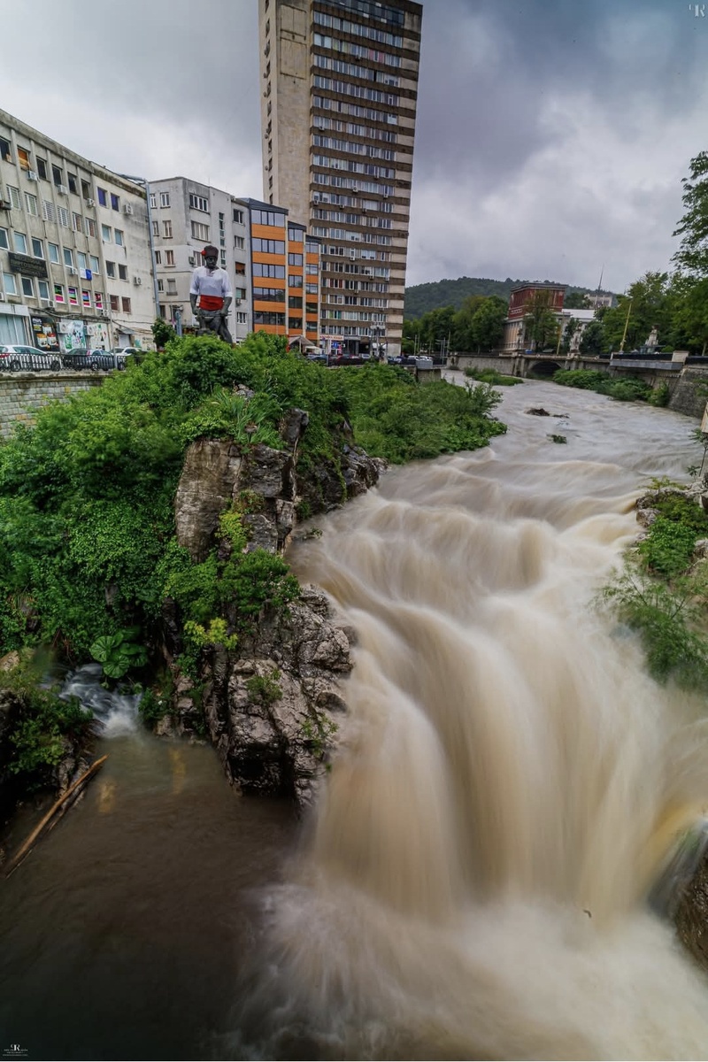 Вот такие водопады образовались у нас под боком после дождей (фото из габровской группы в ФБ).