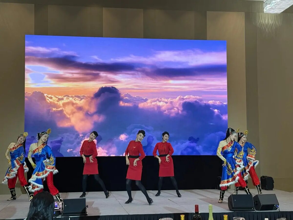  Гостей вечера, посвященного 10-летию полетов "Сычуанских авиалиний" в РФ, развлекали национальными танцами.   © "Интерфакс". Юлия Батырь