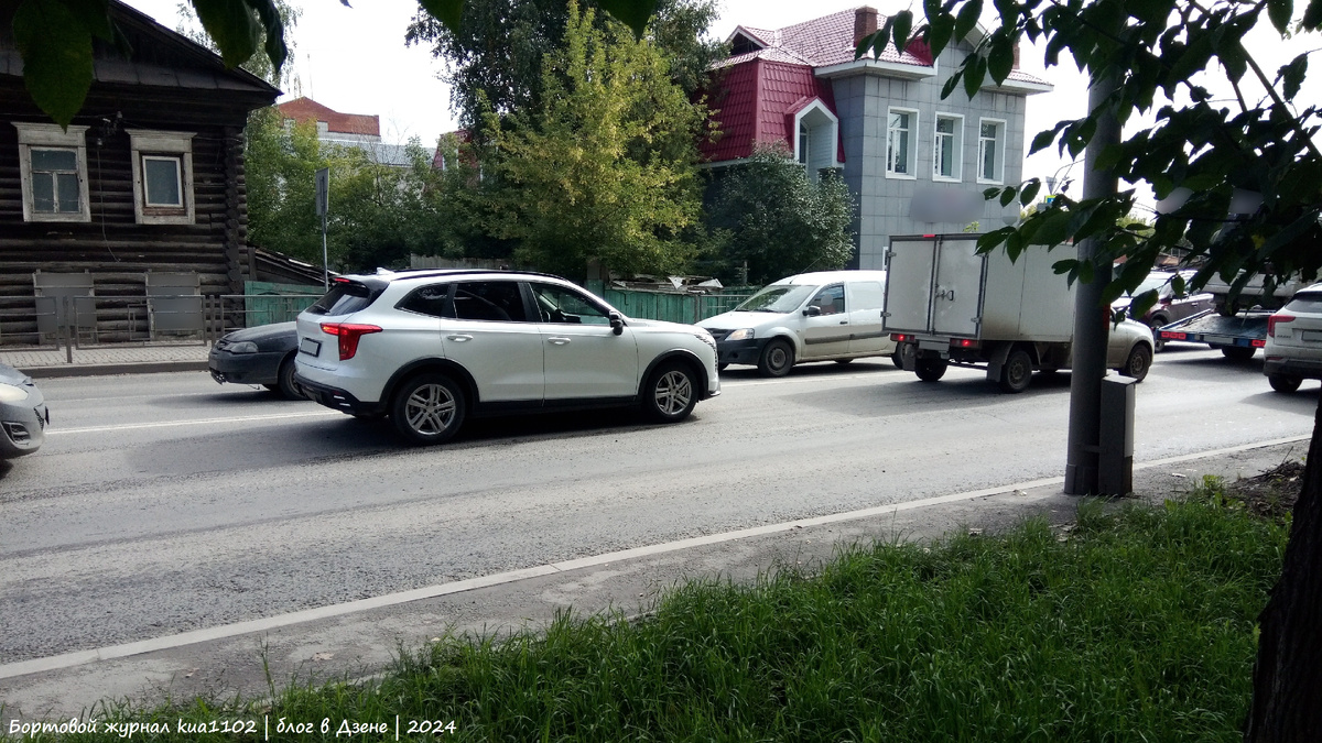 За рулём автомобиля всегда нужна концентрация, особенно это касается оживлённого городского движения, когда на дороге, помимо машин, могут оказаться такие средства передвижения как электровелосипеды или электросамокаты. Автор фотографии kua1102
