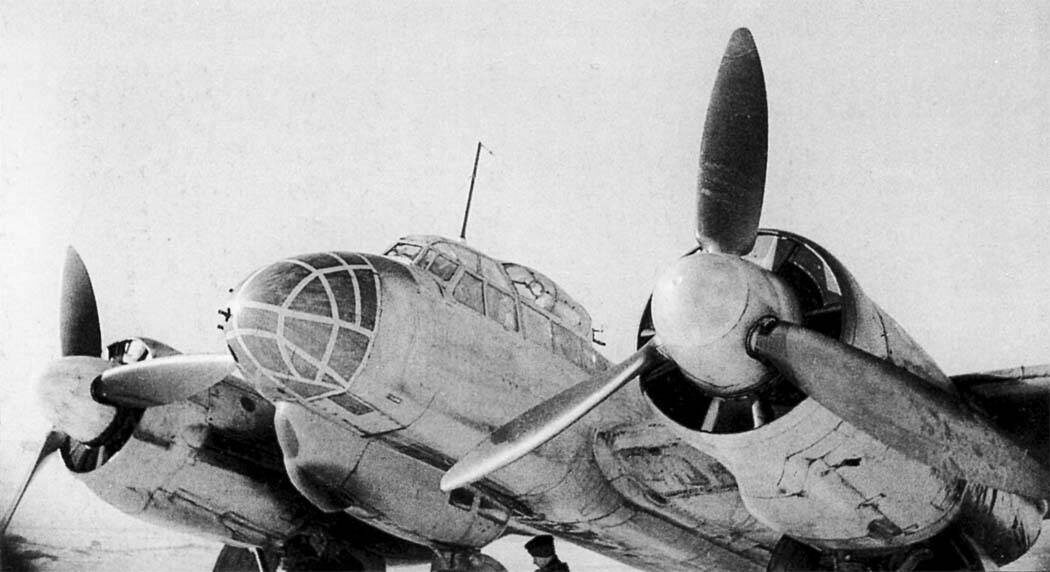 Ju-88C, обращает на себя внимание рисунок на носовой части самолета. Бомбардировщик ставший истребителем мимикрирует обратно под бомбардировщик. Логика проста, советские истребители шли на немецкие бомбардировщики в лобовую атаку, но их встречал огонь целой батареи, а экипаж прятался за броневой пластиной.