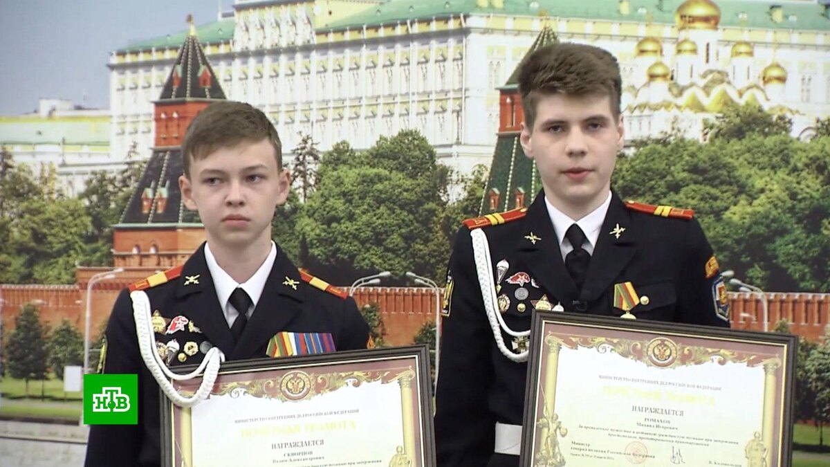    Глава МВД поздравил награжденных за героизм подростков