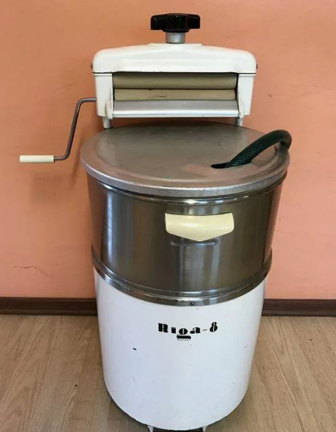 "Круглая" стиральная машина - один из атрибутов советской эпохи