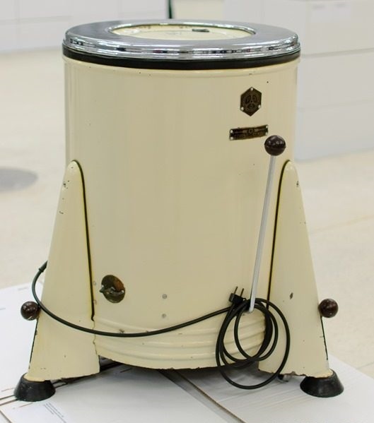 Первая советская стиральная машина ЭАЯ-2    1950 год