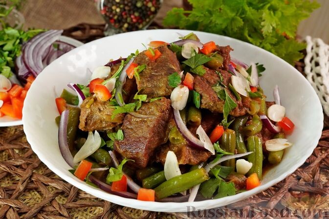 говядина, фасоль стручковая, лук репчатый, лимон, бульон мясной, лавровый лист, масло растительное, соль, перец чёрный молотый, чеснок, зелень петрушки, перец болгарский, лук репчатый красный