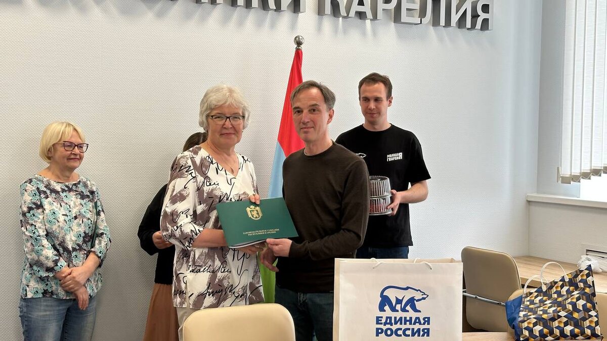    Специалистов Центра оценки качества образования Карелии поблагодарили за проведение "Диктанта Победы". Фото: Заксобрание Карелии