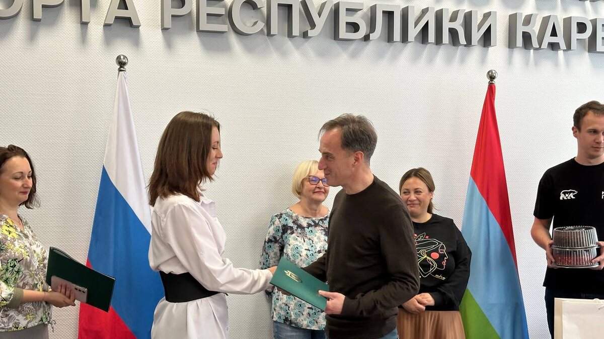    Специалистов Центра оценки качества образования Карелии поблагодарили за проведение «Диктанта Победы». Фото: Заксобрание Карелии