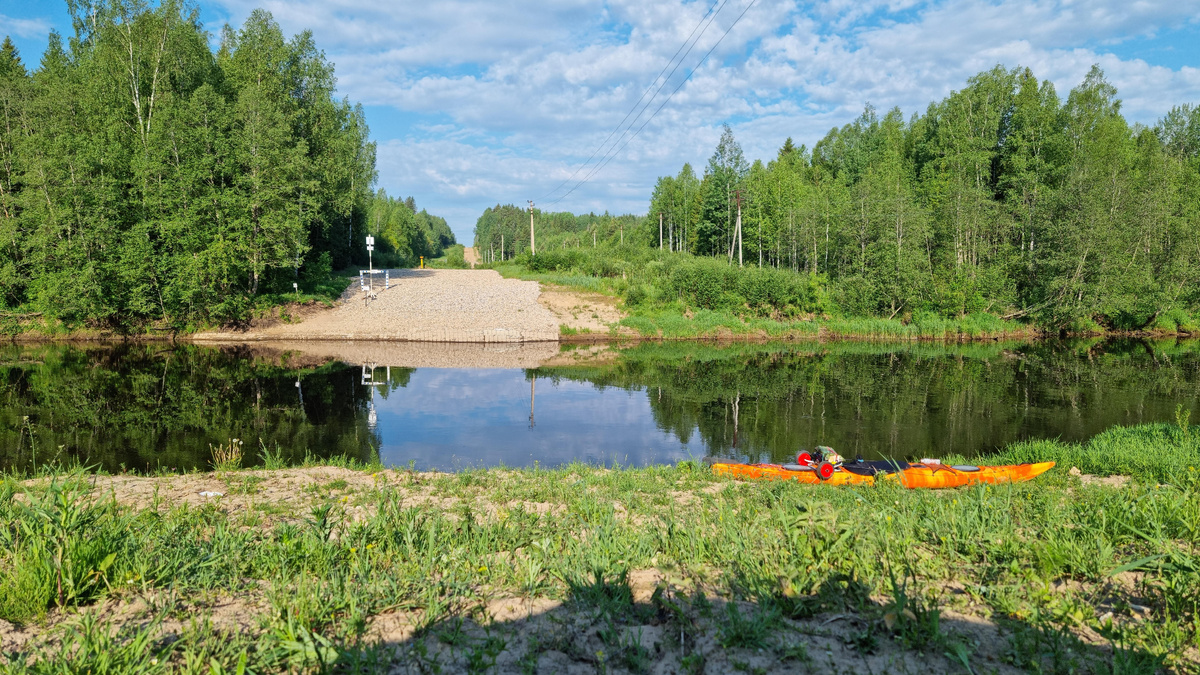 Моё необычное место ночлега. Табличка “Огнеопасно” намекала, что утро будет интересным. И точно – смотрите, кто показался вдалеке! 🚁)