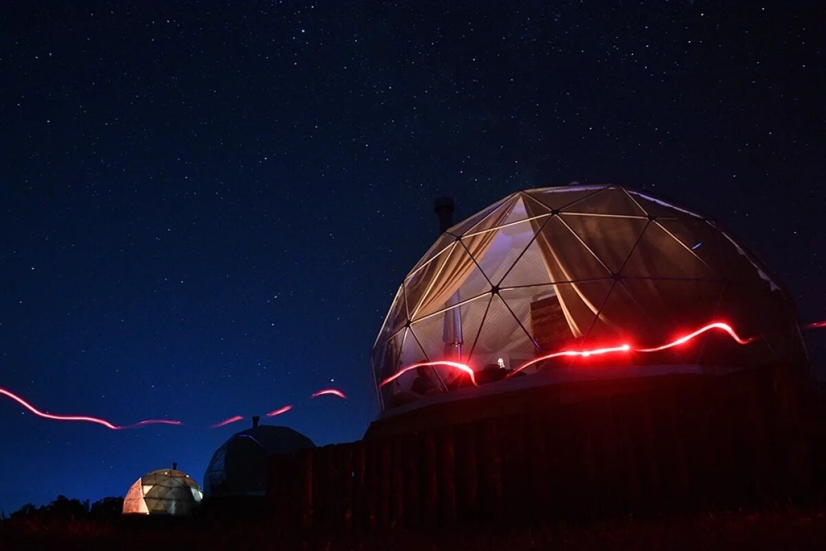    Туристические домики у села Чемал в Республике Алтай.