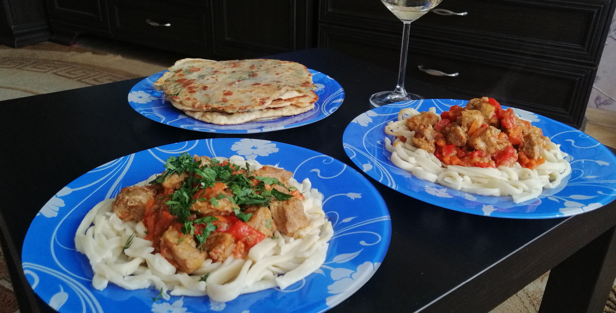 Определение лагмана в книге было найдено! Лагман — лапша с накрошенным мясом, без бульона. Именно это я и приготовила.