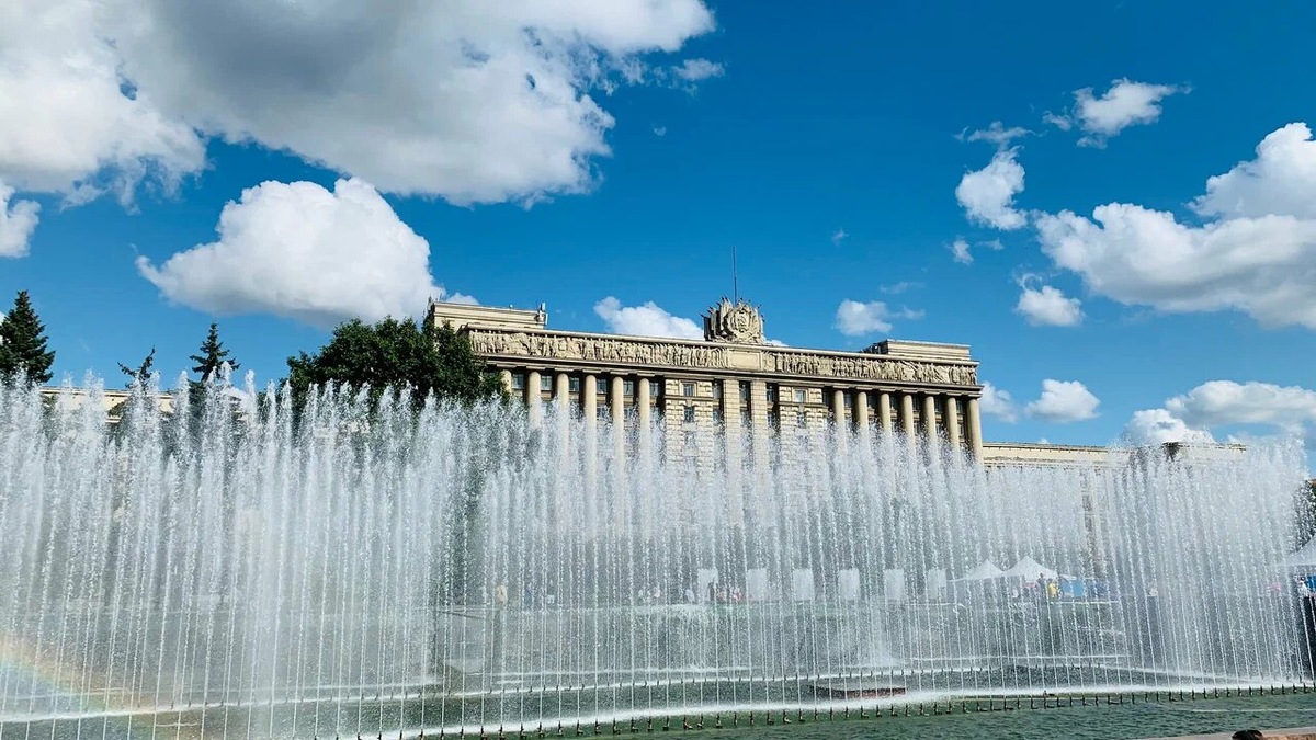 Уже в наше время площадь перед зданием украсили комплексами фонтанов. Теперь здесь свежо, зелено и много скамеек. Фото: Sergiy / Яндекс Карты