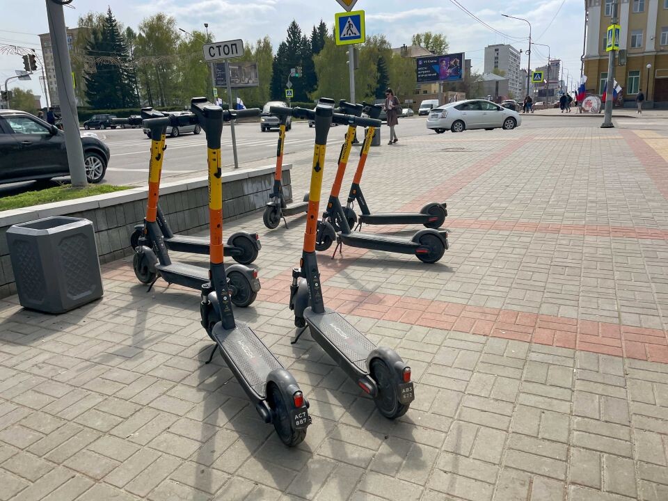    Самокаты на улицах Барнаула. Источник: Виталий Барабаш