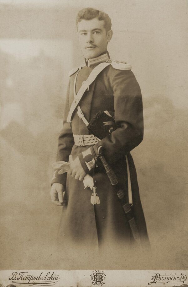 Фотография хорунжего 1-го Донского казачьего полка А. А. Ханжонкова. Ростов-на-Дону, фотоателье В. Петрыковского, 1898 г. © РИА Новости / Владимир Вяткин
Перейти в медиабанк