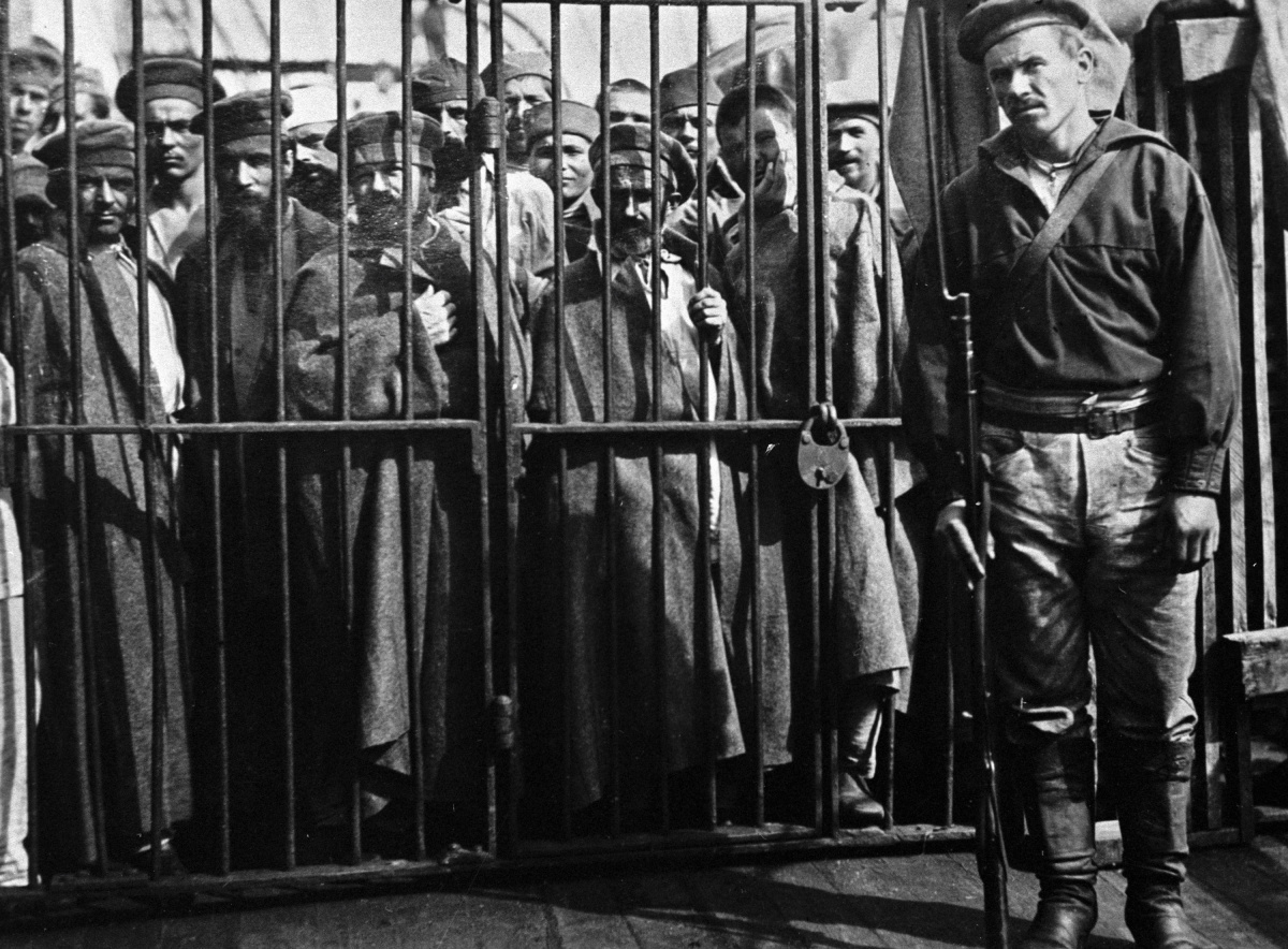 Переправка заключенных на остров Сахалин на пароходе «Петербург». Фото из коллекции Антона Чехова. (Источник: РИА Новости.)
