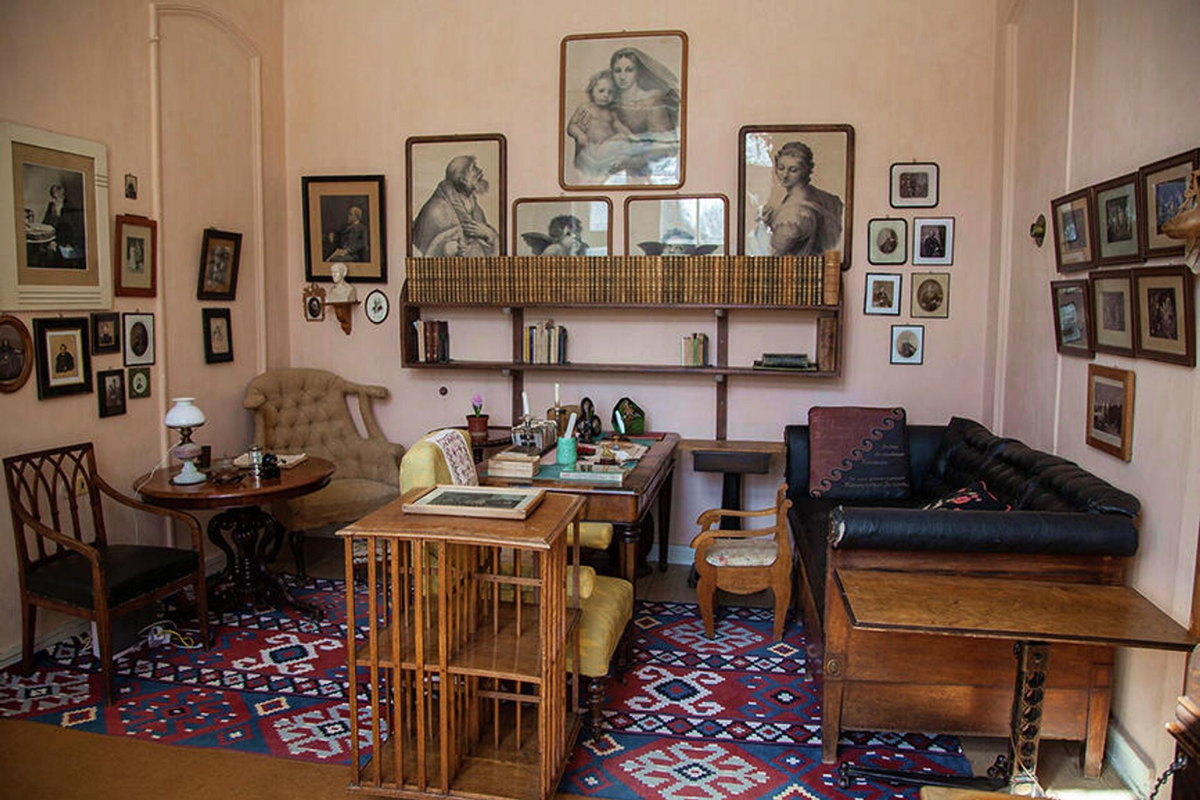 Толстой ценил тишину и порядок, предпочитая прохладные комнаты с минимальным освещением для сосредоточенной работы.  Источник фото: ypmuseum.ru.