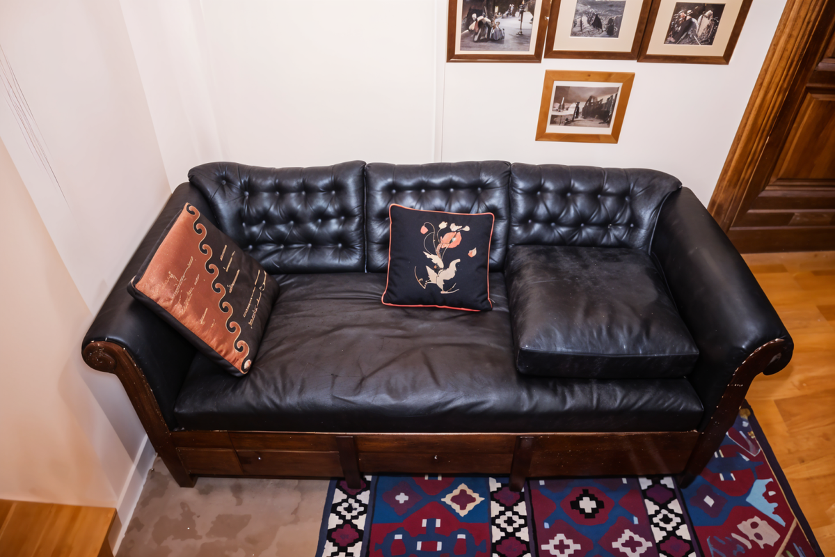Изначально диван был обит зеленым сафьяном, но позже — перетянут дерматином. На нем лежат подушки, одну из которых сделала дочь литературного гения. Источник фото: ypmuseum.ru.