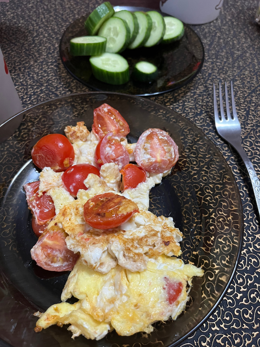 Обожаю куриные яйца в любом виде. Особенно с помидоркой и сыром.