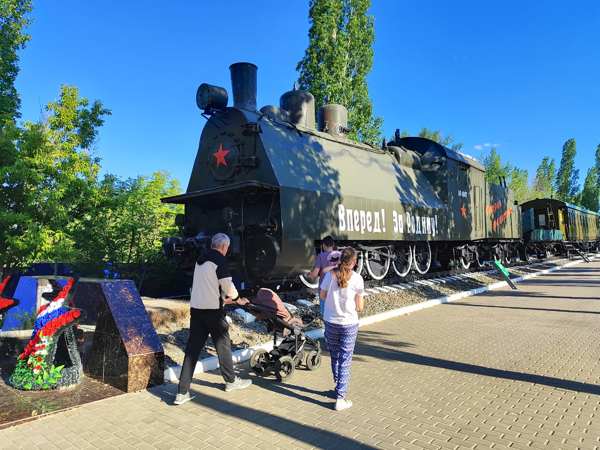 Паровоз на входе в парк Победы.