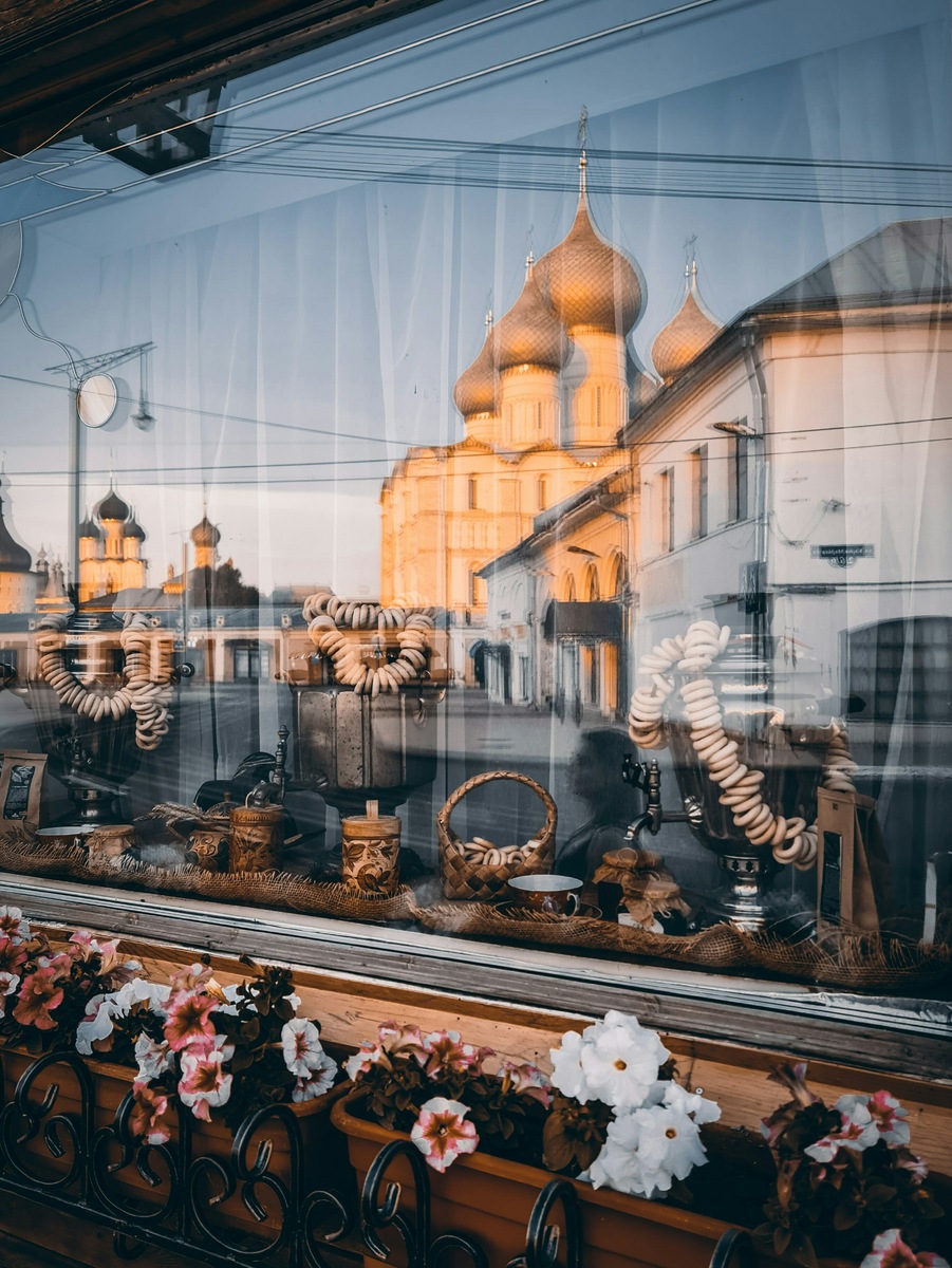 Находить контрасты — то ещё увлечение в старинном городе. Современные витрины декорированы пузатыми самоварами с баранками. Фото: Ilgiz Yuzykaev / Unsplash