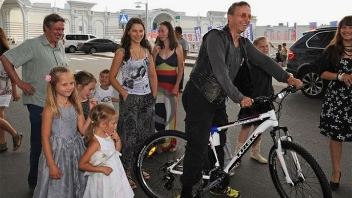    Чем больше в семье детей, тем их проще воспитывать, считает Иван Охлобыстин. Фото: ТГ-канал Ohlobistin