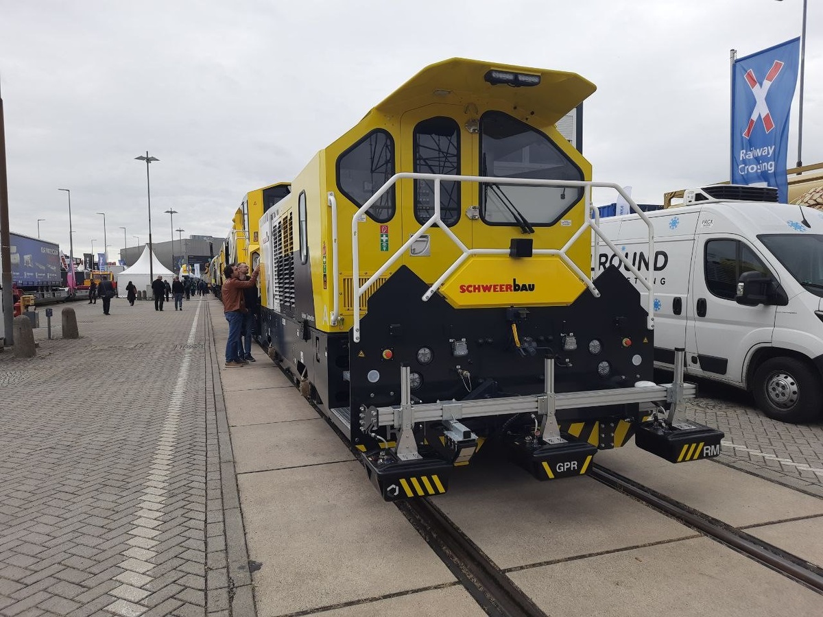 Картинки Яндекса. Головной вагон рельсофрезерной машины Romill Urban E³ от Robel.

