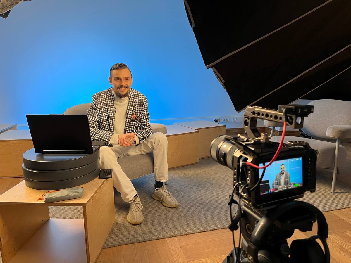 Процесс записи видеоролика на тему «Секреты семейного лидерства» с экспертом Алексеем Шишкиным
