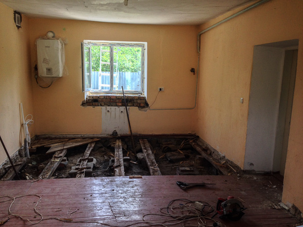 Так выглядела наша будущая кухня-столовая, когда мы начали ремонт и переоборудование.