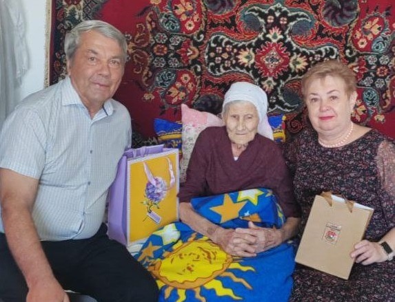    В Гае свой 95-летний юбилей отметила труженица тыла Елена Черевкова Марина Шарт
