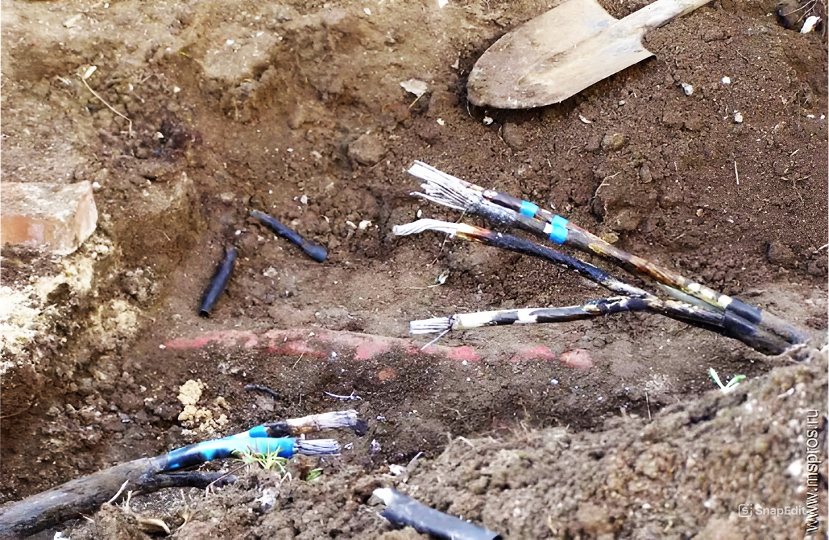 Лопатой перерубил кабель