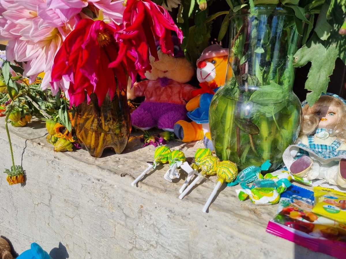 Стихийный мемориал рядом с местом, где нашли девочку — она пошла в магазин за «чупа-чупсом» и погибла. Фото: АиФ/ Татьяна Титова