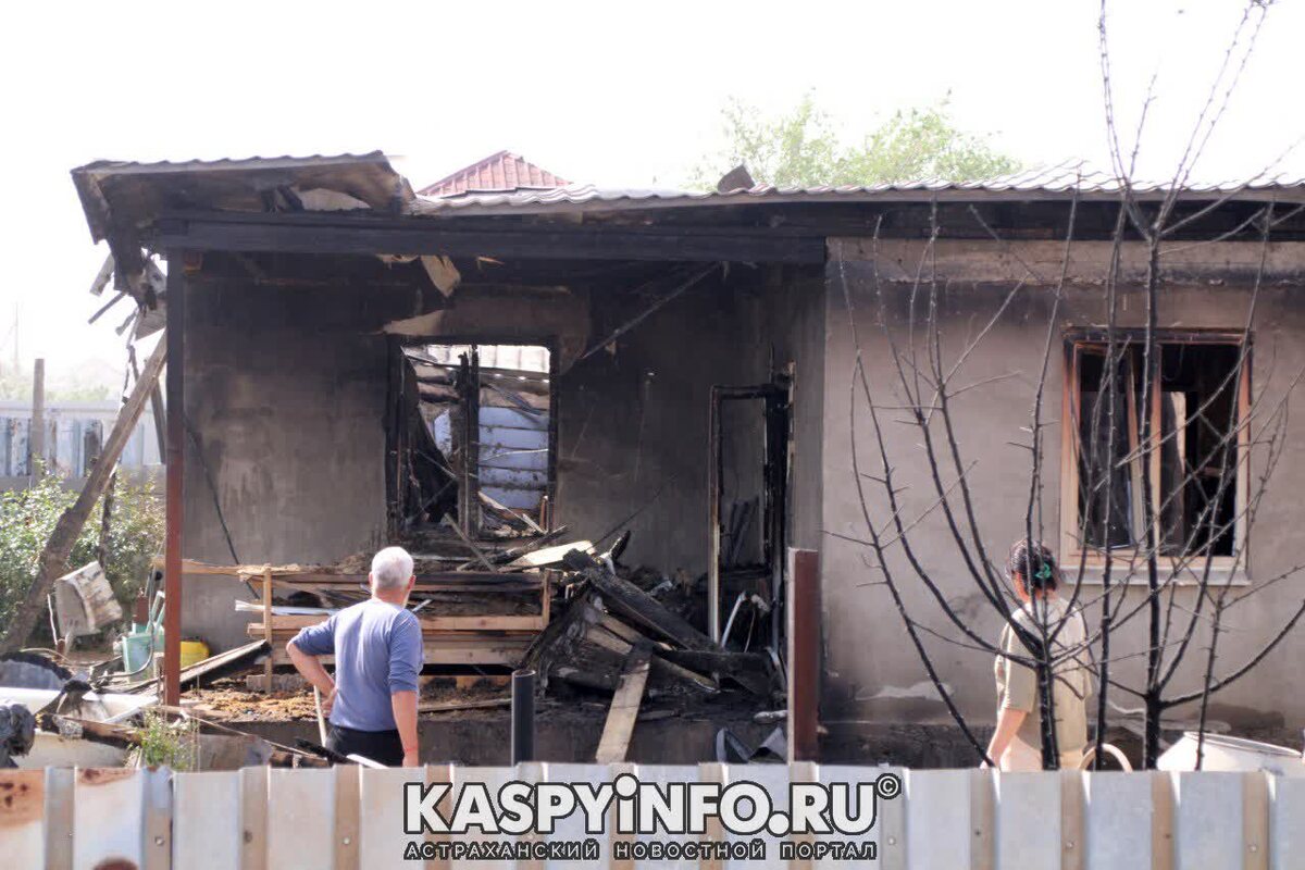    То, что осталось от дома, который строили 10 лет.