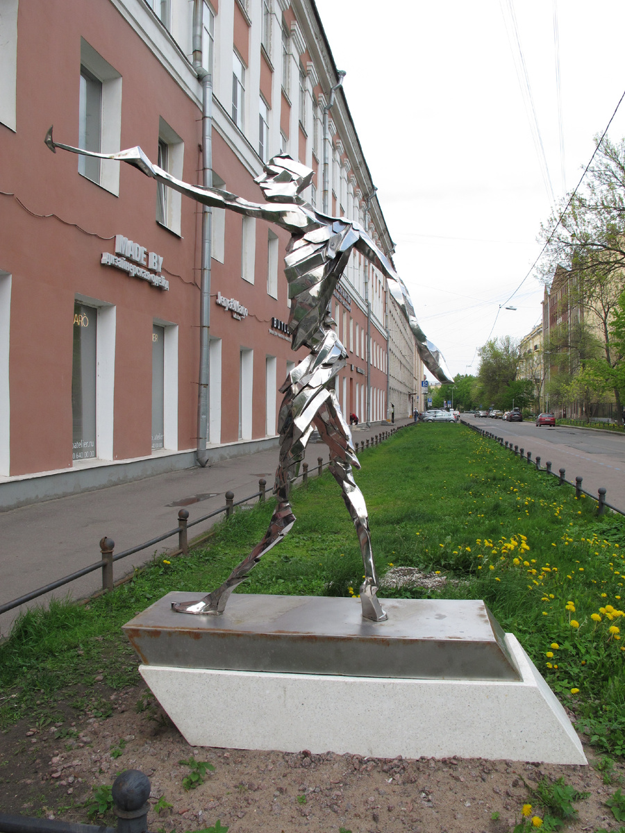 Фото автора.  Скульптура-указатель входа в музей.