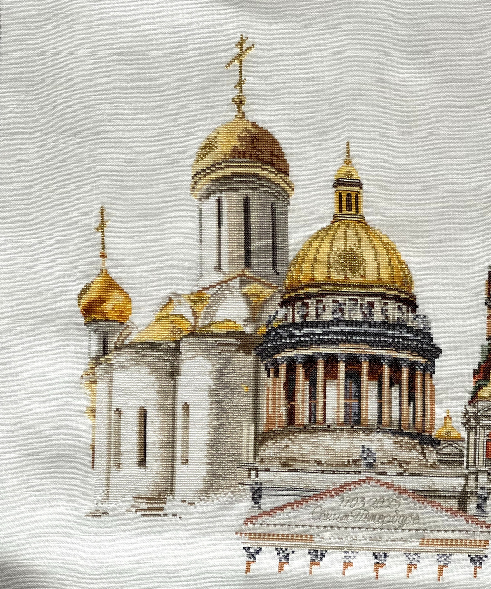 Вышитый Храм Успения Пресвятой Богородицы (самый левый, за Исаакиевским Собором)