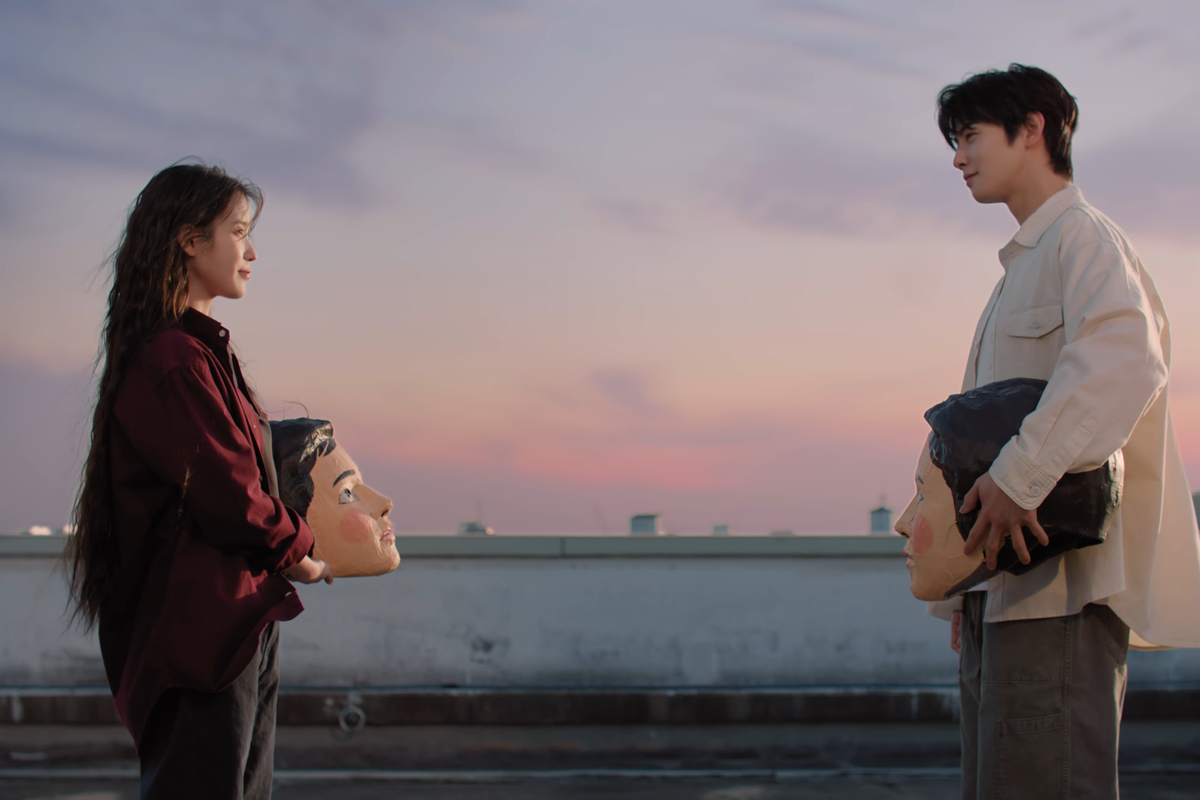     Дуэт мечты: смотрим клип на новую песню IU с Чха Ын У в главной роли