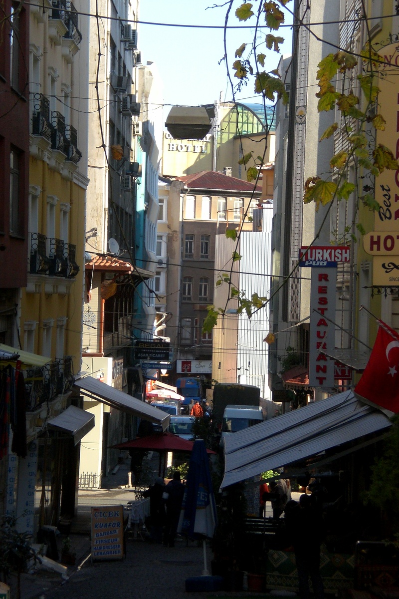 Отель Agan где-то слева.