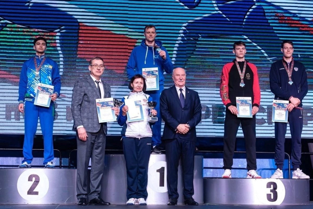    19-летний Александр Керик (на снимке второй справа) не тушуется во взрослых соревнованиях