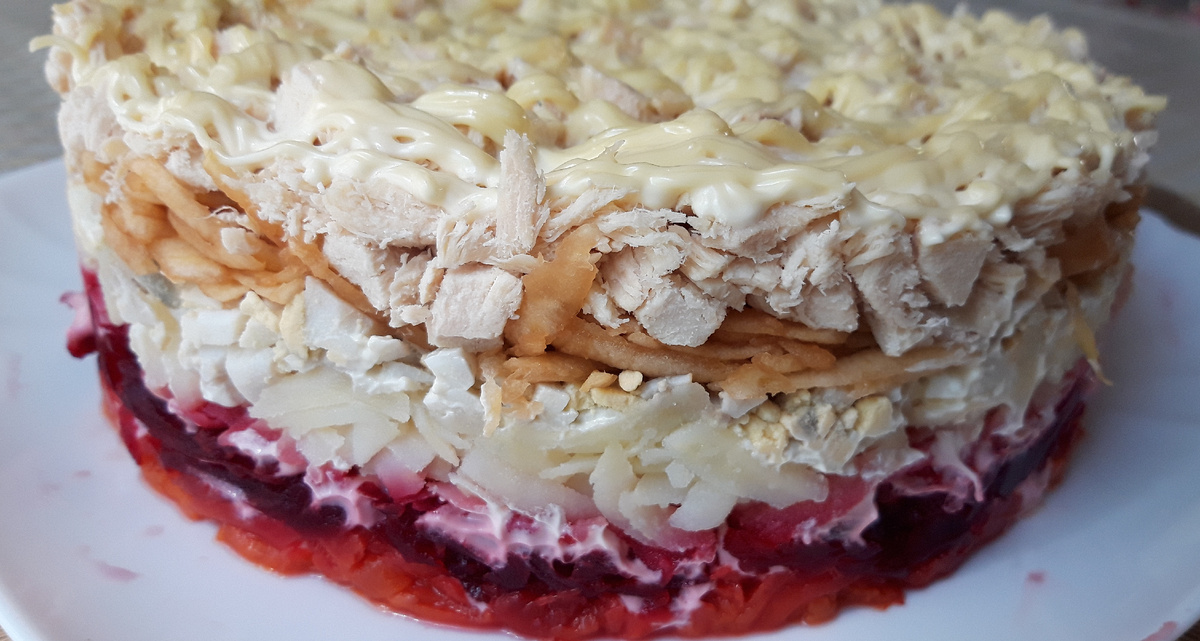 Ингредиенты: 300 гр куриного филе, картофель 3 шт, одна крупная морковь, 1 крупная свекла, 1 яблоко, 3 вареных яйца, майонез 200 гр