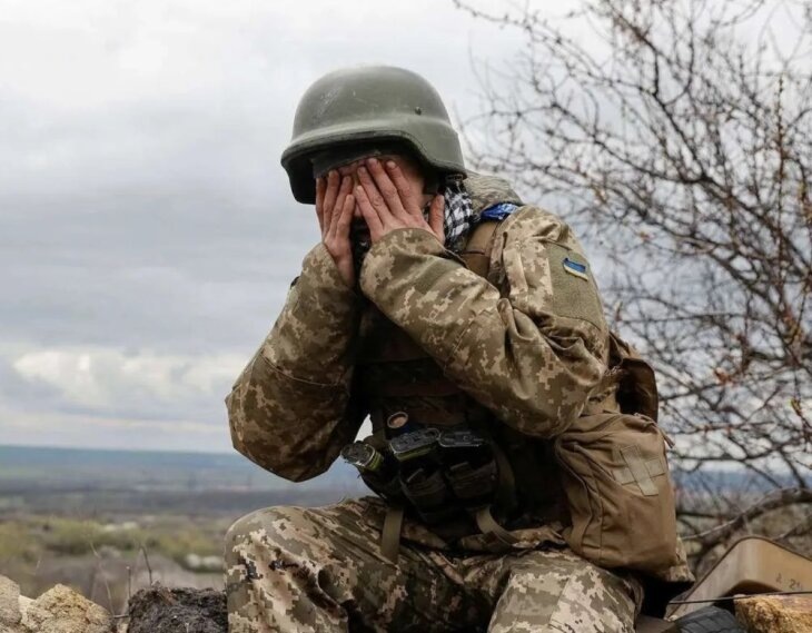    Военнослужащий ВСУ на линии фронта. Источник: yahoo.com.