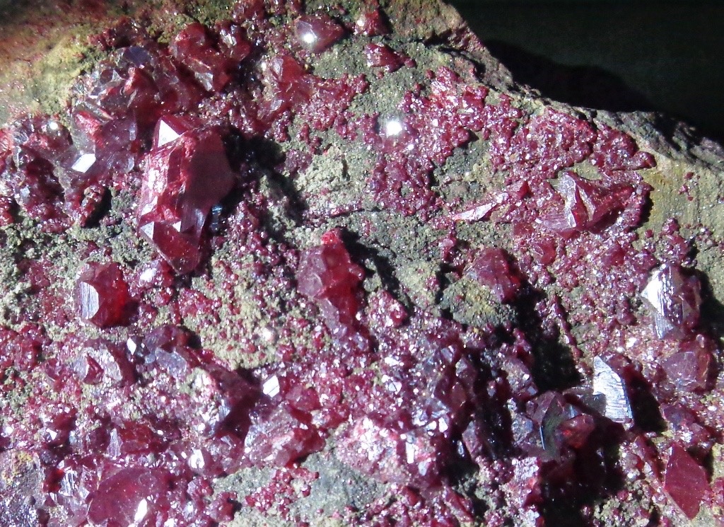 Киноварь HgS, кристаллы до 7 мм. Месторождение Альмаден, Испания. Фото: взято из en.wikipedia.org
