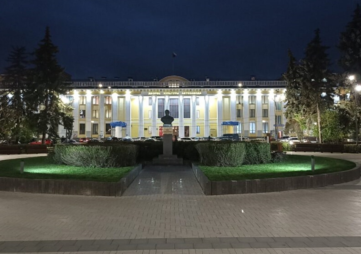    Обновлённая площадь имени Киселева стала местом притяжения для автозаводцев