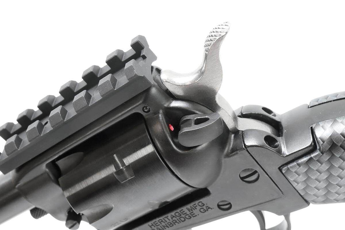 Верхняя планка предназначена для монтажа коллиматора и имеет встроенную выемку, выполняющую роль целика. 