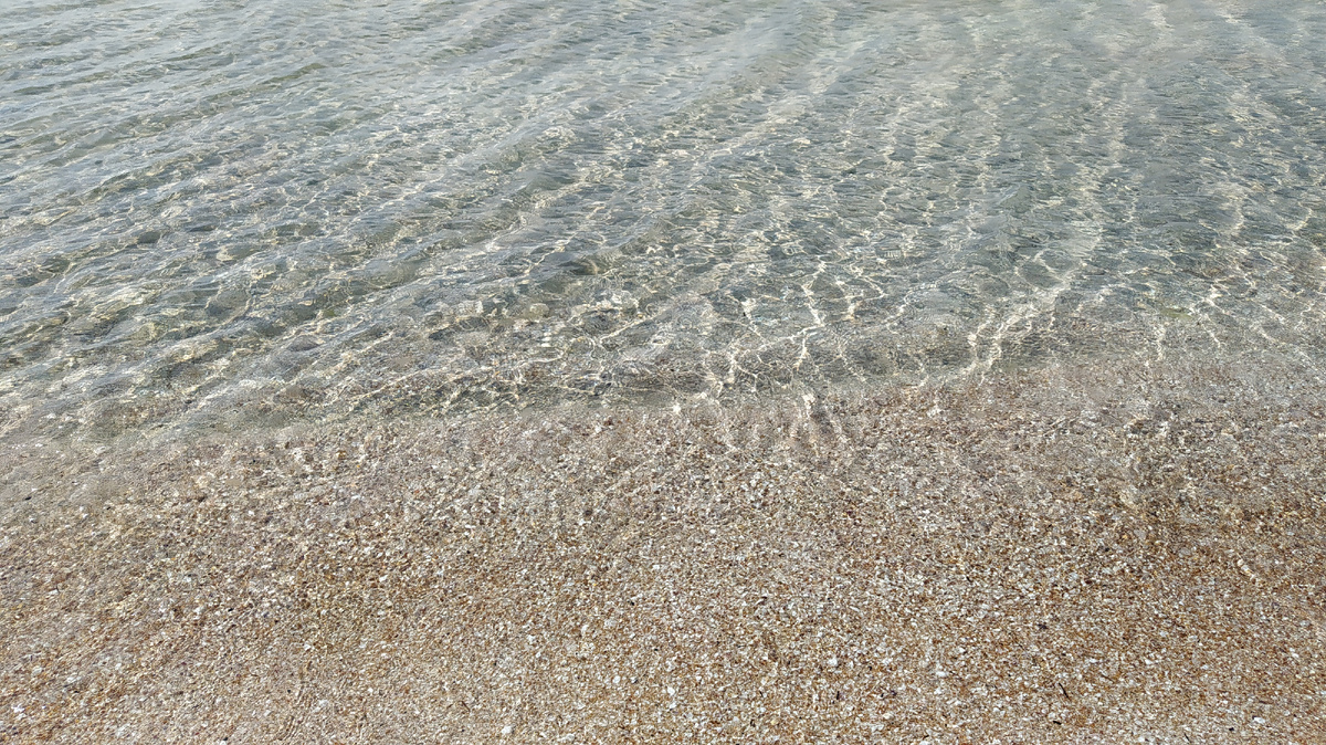 Чистейшее море с песчаными берегом.