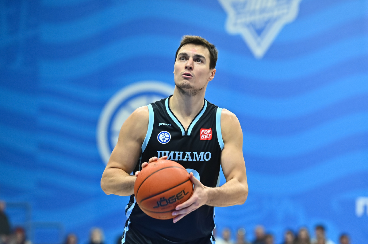 Иван Викторов в матче за владивостокское «Динамо»