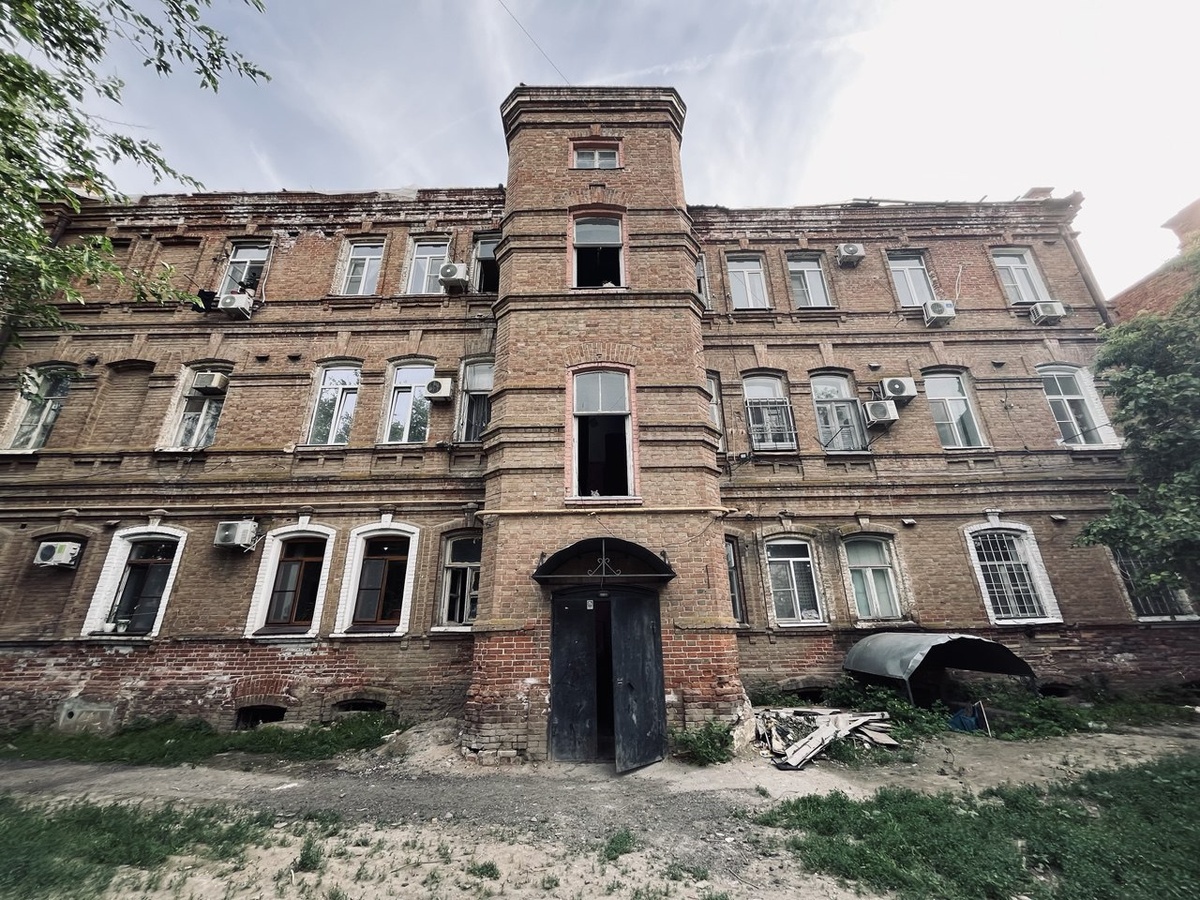 Обратная сторона доходного дома — менее парадная, но не менее живая. Здесь висят верёвки с бельём и растёт мята у окна.